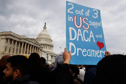 Busca proteger a los “dreamers” e instruye al Departamento de Seguridad Interna (DHS) a lograr el control operativo de la frontera para el año 2020 a través de barreras físicas y tecnológicas. (ARCHIVO)