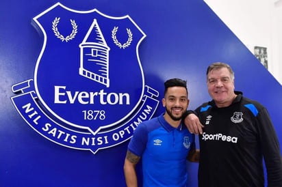 Walcott defenderá la camiseta de los 'Toffees' hasta 2021 después de vestir previamente los colores del Southampton, club en el que arrancó su carrera, y del Arsenal, donde militó los últimos 12 cursos. (TWITTER)