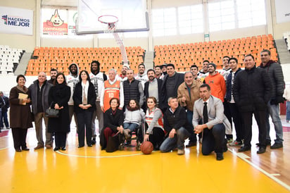 Jugadores, directiva y autoridades, están listos para tomar parte en la campaña 2018 de la Liga Estatal de Chihuahua. (Foto de Jesús Galindo)