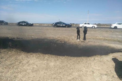 Reporte. Se reportó al C-4, donde se indicaba que cerca de la carretera estaba un socavón, por donde salía humo. (EL SIGLO DE TORREÓN)