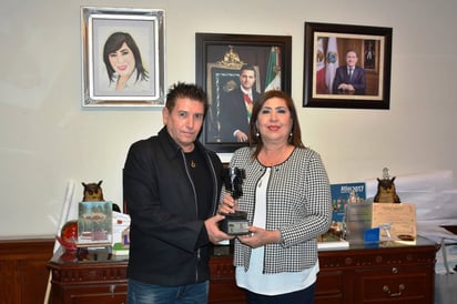 Otorgan. La alcaldesa  de Lerdo, María Luisa González Achem recibió de manos de Faruk Sabag la presea Fenacine 2017. (EL SIGLO DE TORREÓN)