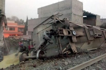 Varios de los vagones del ferrocarril cargado con de toneladas de maíz se salieron de las vías y volcaron sobre una fila de casas ubicadas junto a las vías, en el cruce de la calle Manzanillo, en la colonia Jardines de Casa Nueva. (TWITTER)