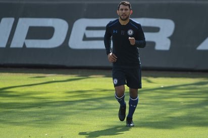 El volante argentino de Cruz Azul, Water Montoya, dejó Sevilla para recalar en el futbol de nuestro país. (ARCHIVO)