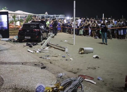 El accidente se produjo a primeras horas de la noche por causas que aún se desconocen, aunque el conductor, que ha sido detenido, argumentó que perdió la consciencia por un ataque epiléptico. (EFE)