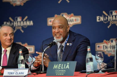 Tony Clark, líder del sindicato de peloteros de las Grandes Ligas. Rechazan límite de tiempo para pitchers