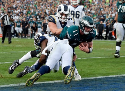 El mariscal de campo de los Eagles de Filadelfia Carson Wentz se lesionó en las últimas de la semana regular, por lo que tuvo que entrar al quite el suplente Nick Foles. (Archivo)