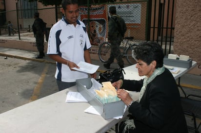 Trámite. Los jóvenes nacidos en 1999 deberán entregar la media cartilla este mes. (ARCHIVO)