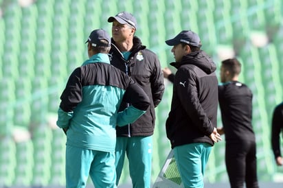 El uruguayo y sus auxiliares lideraron el entrenamiento de esta mañana. (JESÚS GALINDO)