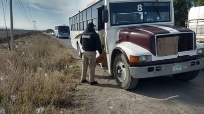 Se realizaron revisiones a automovilistas, así como a las unidades de transporte que cubren las rutas ejidales que circulan entre las ciudades de Madero y Gómez Palacio. (EL SIGLO DE TORREÓN)