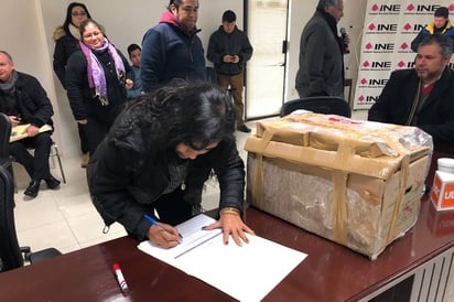 Papelería. Ayer se hizo entrega de los exámenes de conocimientos que se aplicarán en toda la entidad. (EL SIGLO DE TORREÓN)