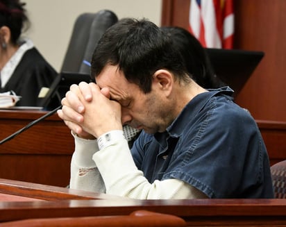 Muchas de las víctimas de Larry Nassar han testificado desde el martes contra el exmédico, mismo que no quería enfrentarlas en las audiencias, pero su solicitud fue denegada por la jueza Rosemarie Aquilina. (AP)