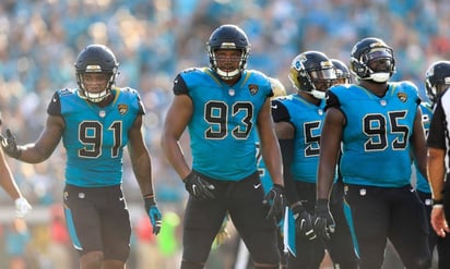 La temible defensiva de los Jaguars de Jacksonville fue la que menos yardas por aire permitió con 169.9 por partido. (AP)