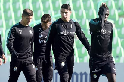 Los Guerreros del Santos Laguna realizaron ayer un partido interescuadras en el estadio Corona del TSM. (Jesús Galindo)