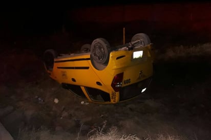 Lesionados. Personal de Cruz Roja acudió al lugar para atender a los ocupantes del taxi que resultaron lesionados. (EL SIGLO DE TORREÓN) 