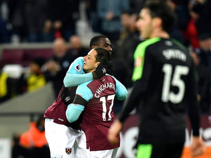 Javier Hernández volvió a saborear el gol luego de no marcar en la Premier desde el pasado 28 de octubre y alcanzó cinco dianas en este certamen. (AP)