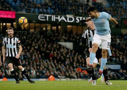 Sergio Agüero marcó los tres tantos del Manchester City. (EFE)