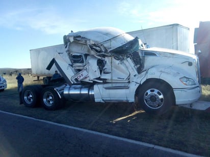 Volcadura. El tractocamión, la caja que arrastraba y la carga que transportaba sufrieron daños materiales de consideración. (EL SIGLO DE TORREÓN) 