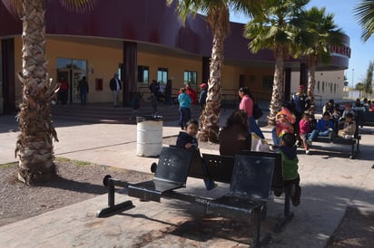 Descuido. Estas son las bancas que se encuentran instaladas al exterior del área de Urgencias del Hospital General de Torreón. (EL SIGLO DE TORREÓN)  