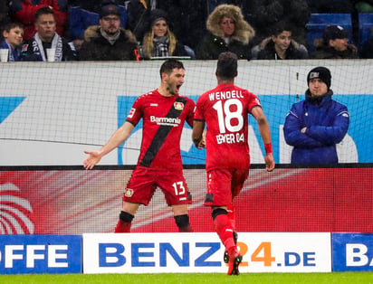 Lucas Alario celebra uno de sus goles al Hoffenheim. (EFE)