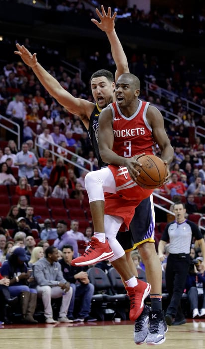 Chris Paul anotó 33 puntos y bajó 11 rebotes ante los Warriors. (AP)