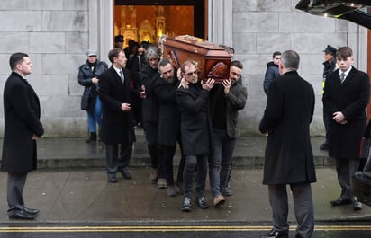 La madre de O'Riordan y sus cinco hermanos acompañaron el féretro hasta la iglesia. (AP) 

