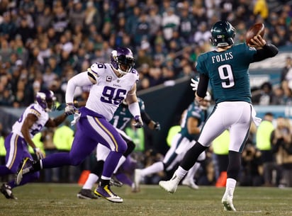 Nick Foles lanzó tres pases de anotación en la victoria de Filadelfia 38-7 sobre Minnesota. (AP)