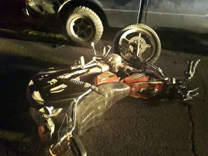 Accidente. Los ocupantes de la motocicleta chocaron de frente contra la camioneta Pick Up, cuyo conductor se dio a la huida. (EL SIGLO DE TORREÓN)