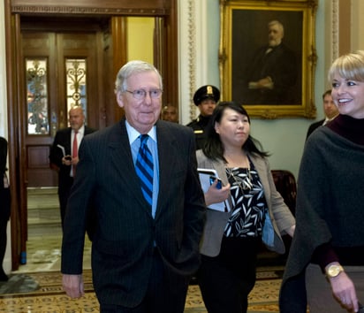 Difícil. McConnell intentó convencer demócratas para que apoye el proyecto, al prometer que impulsará el debate sobre DACA. (AP)