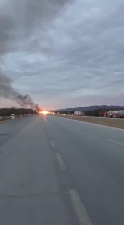 La explosión de una pipa en la carretera Matehuala-Saltillo provocó el cierre a la circulación en ambos sentidos. (ARCHIVO)