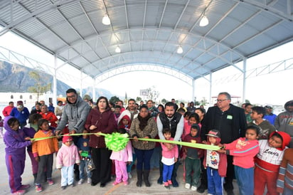 La alcaldesa María Luisa González Achem realizó la entrega de la obra ejecutada del domo de techumbre metálica en la cancha deportiva de esta comunidad.  (ESPECIAL)