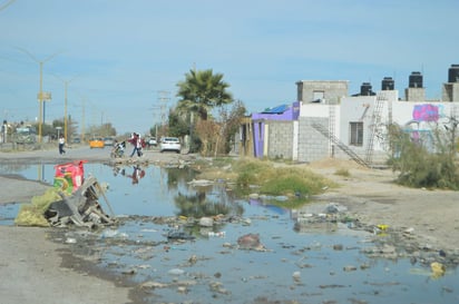 Afirma la vecina que los brotes de agua sucia además suponen un riesgo de contraer infecciones, principalmente entre los niños que acuden a una escuela primara cercana. (EL SIGLO DE TORREÓN)