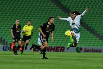 Las Guerreras intentaron abrir el cerrojo del equipo visitante, sin resultados positivos. (Fotos de Ernesto Ramírez)