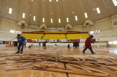 En el primer día de trabajos, comenzó a removerse la duela en el escenario que albergará a partir de febrero el deporte ráfaga en Torreón, dentro de la LBE de Chihuahua. (Foto de Erick Sotomayor)