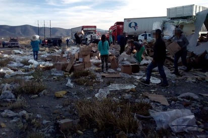 Accidente. Tráiler y torton terminan destrozados tras accidente en la carretera libre a Durango. (EL SIGLO DE TORREÓN)