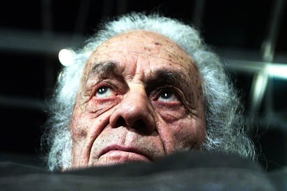 Nicanor Parra fue un hombre formado en las ciencias exactas que dio vida a la antipoesía, una lírica llena de ironías, irreverente, antisistémica y excéntrica. (EFE)