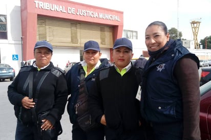 Labor. Angélica, María de Jesús, Adriana y Patricia (de izquierda a derecha) comparten cómo es su trabajo en las calles. (EL SIGLO DE TORREÓN)