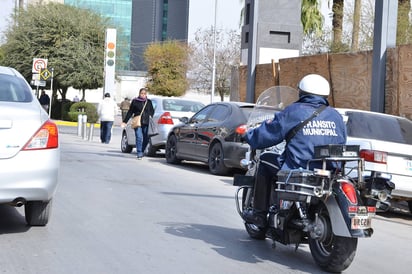 Orientación. Los agentes viales deberán orientar a los ciudadanos a que respeten el Reglamento de Movilidad. (EL SIGLO DE TORREÓN)