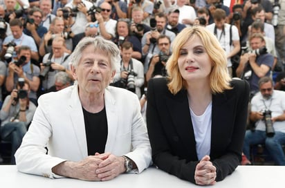 Apoyo. La actriz Emmanuelle Seigner defiende a su esposo de las acusaciones sobre abuso sexual.