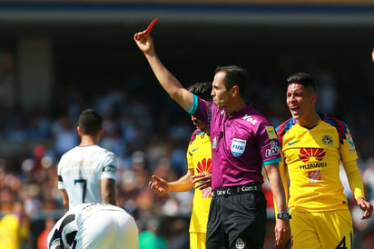 Luis Enrique Santander (i), árbitro central, y Edson Álvarez (d), del America, durante el juego de la jornada 3 del Clausura 2018. (Jam Media)