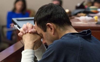 Con el rostro mirando al suelo, los ojos cerrados, las manos entrelazadas sobre su frente y desgastado por el proceso, Nassar escuchó el veredicto de la jueza.