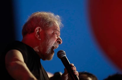 Menos de tres horas después de concluir el juicio de apelación que aumentó su pena de nueve años y medio a 12 años y un mes por los delitos de corrupción y lavado de dinero, Lula participó en un acto en el centro de Sao Paulo ante miles de seguidores. (AP)