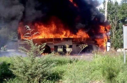 Protesta. Incendiaron al menos 3 camiones durante bloqueos carreteros en Michoacán. (TWITTER)