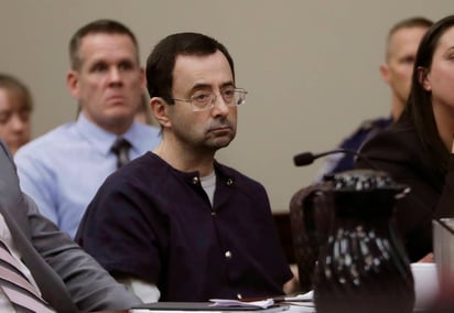 Larry Nassar, el médico del equipo de gimnasia acusado de abuso sexual, en el tribunal de Lansing, Michigan. (AP)