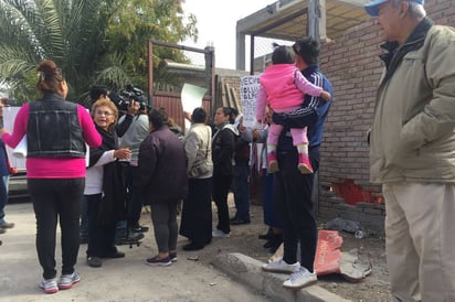 Preocupados. Vecinos temen por su salud ante la instalación de una antena de telecomunicaciones en su sector habitacional. (EL SIGLO DE TORREÓN)