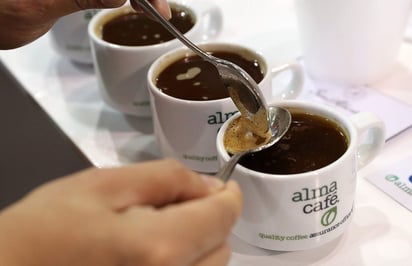 El consumo de dos o tres cafés al día resulta una práctica saludable para proteger las células de la retina. (ARCHIVO)