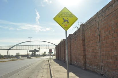 La señalética se colocó sobre el bulevar Laguna casi esquina con Quinta del Tiro de la colonia Vicente Guerrero. (EL SIGLO DE TORREÓN) 