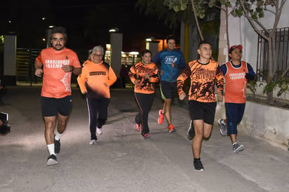 Los Corredores por Siempre entrenan duro de cara a la carrera 21 K de El Siglo de Torreón. (Jesús Galindo)