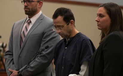 El médico deportivo Larry Nassar con su abogado Matt Newburg durante la sesión en que se le dictó sentencia. El escándalo no ha terminado