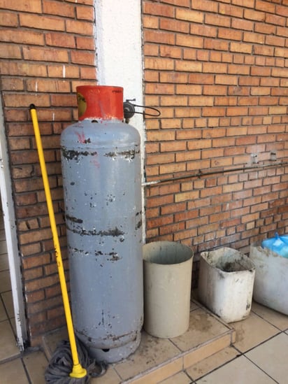 Riesgo. El tanque de gas fue derribado por un perro, lo que causó daños en la manguera principal. (EL SIGLO DE TORREÓN)