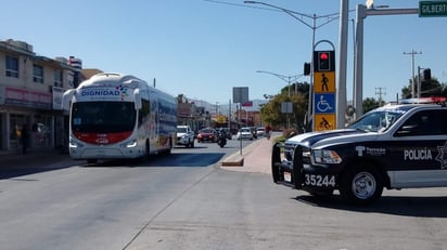 El contingente partió en punto de las 11:30 horas del salón donde pasaron la noche en Torreón. (GUADALUPE MIRANDA)